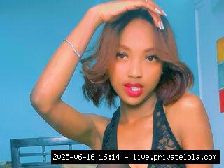 Je suis Ashley, une camgirl élégante et passionnée, prête à vous capti