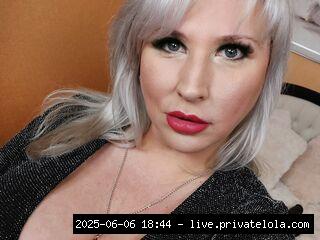 I am a beautiful curvy woman) I love being the center of attention)